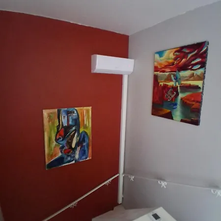 Maison Lumineuse Et Arbore Villesequelande